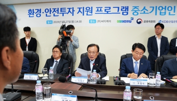 더불어민주당 이해찬 대표가 27일 오후 용인시 처인구 동부로 ㈜씨티케이에서 열린 '환경ㆍ안전투자 지원 프로그램 중소기업인 현장 간담회'에서 인사말을 하고 있다. 윤원규기자