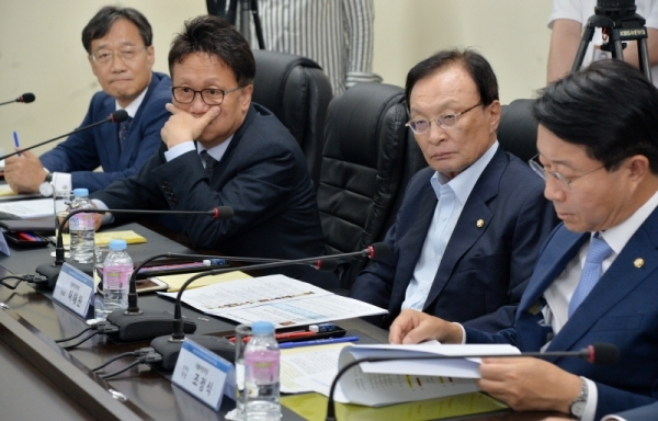 더불어민주당 이해찬 대표가 27일 오후 용인시 처인구 동부로 ㈜씨티케이에서 열린 '환경ㆍ안전투자 지원 프로그램 중소기업인 현장 간담회'에서 참석자들의 발언을 듣고 있다. 윤원규기자