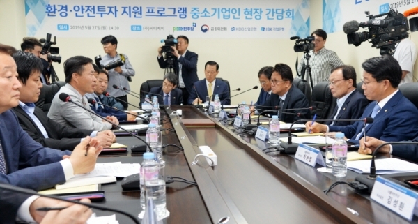 더불어민주당 이해찬 대표가 27일 오후 용인시 처인구 동부로 ㈜씨티케이에서 열린 '환경ㆍ안전투자 지원 프로그램 중소기업인 현장 간담회'에서 참석자들의 발언을 듣고 있다. 윤원규기자