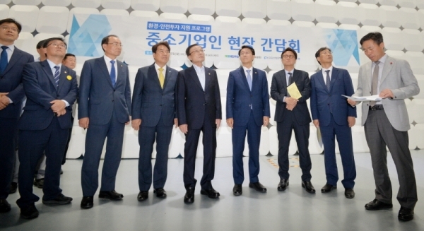 더불어민주당 이해찬 대표가 27일 오후 용인시 처인구 동부로 ㈜씨티케이에서 열린 '환경ㆍ안전투자 지원 프로그램 중소기업인 현장 간담회'에서 전자파 장애 및 내성 시험실에 대한 설명을 듣고 있다. 윤원규기자