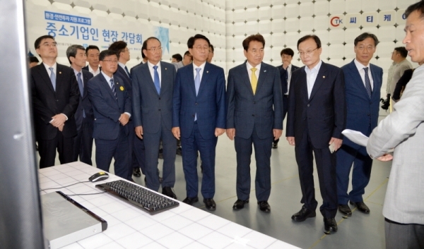 더불어민주당 이해찬 대표가 27일 오후 용인시 처인구 동부로 ㈜씨티케이에서 열린 '환경ㆍ안전투자 지원 프로그램 중소기업인 현장 간담회'에서 전자파 장애 및 내성 측정장비를 살펴보고 있다. 윤원규기자