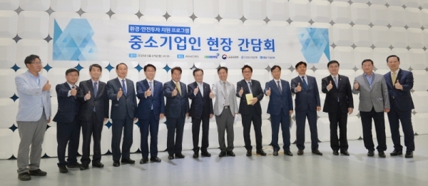 더불어민주당 이해찬 대표가 27일 오후 용인시 처인구 동부로 ㈜씨티케이에서 열린 '환경ㆍ안전투자 지원 프로그램 중소기업인 현장 간담회'에서 간담회가 끝난 후 중소기업인들과 기념촬영을 하고 있다. 윤원규기자