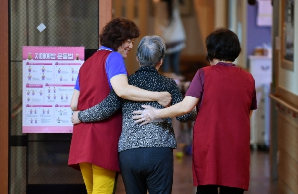 고령화가 가속화되고 있는 우리나라에 약 81만명이 앓고 있는 치매는 더이상 남의 일도, 방치할 수도 없는 상황이다. 치매환자가 발생한 가정은 환자 뿐 아니라 가족까지도 큰 고통을 겪는 만큼, 범국가적인 해결책이 요구되고 있다. 경기지역 한 요양원에서 관계자들이 치매환자를 돌보고 있다. 김시범기자