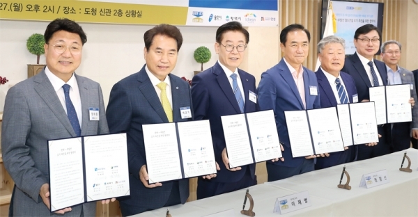 27일 오후 경기도청에서 이재명 경기도지사 등 참석자들이 평택~부발선 철도건설 조기 추진을 위한 협약 및 공동선언문 채택을 하고 기념촬영을 하고 있다.(왼쪽부터 엄태준 시장, 백군기 시장, 이 지사, 정장선 시장, 우석제 시장, 이화영 평화부지사) 경기도 제공