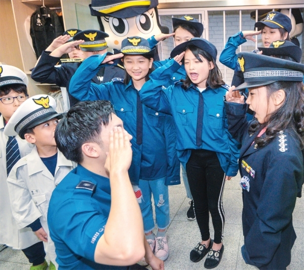 27일 오후 인천 중구 중부청소년경찰학교에서 다문화 가정 초등학생들이 경례하는 방법을 배우고 있다. 조주현기자
