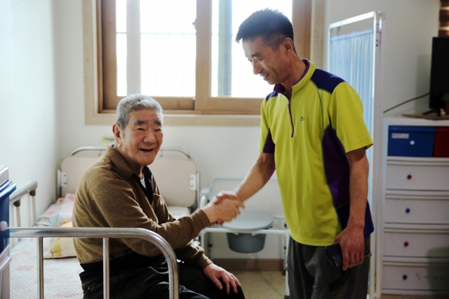 5기갑여단 김성수 원사가 연천군 하늘새빛요양원을 찾아 평소 자주 찾아뵙는 어르신들의 건강을 챙기며 말동무가 되어드리고 있다. 5기갑여단 제공