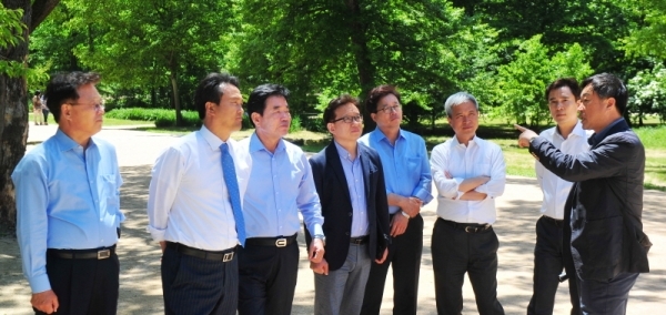 오산ㆍ수원ㆍ화성 상생발전을 위한 ‘산수화 상생협력협의회 출범식’이 열린 28일 화성 융건릉에서 곽상욱 오산시장, 염태영 수원시장, 서철모 화성시장과 김진표, 안민석, 박광온 국회의원 등이 능을 둘러보고 있다. 김시범기자