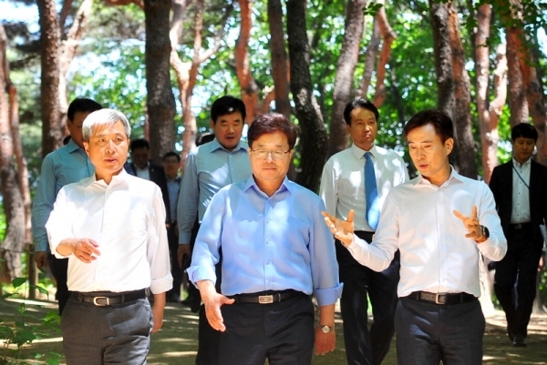 오산ㆍ수원ㆍ화성 상생발전을 위한 ‘산수화 상생협력협의회 출범식’이 열린 28일 화성 융건릉에서 곽상욱 오산시장, 염태영 수원시장, 서철모 화성시장과 김진표, 안민석, 박광온 국회의원 등이 능을 둘러보고 있다. 김시범기자