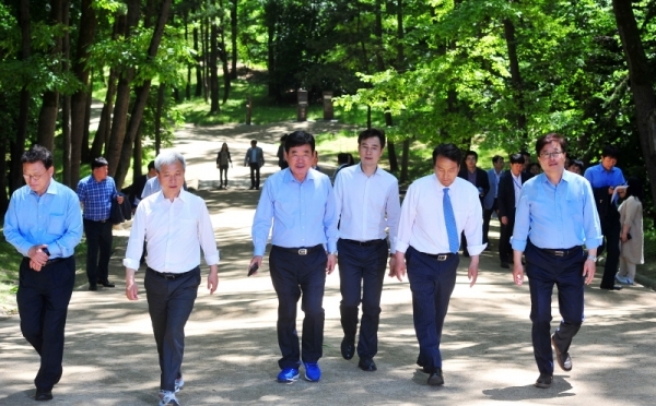 오산ㆍ수원ㆍ화성 상생발전을 위한 ‘산수화 상생협력협의회 출범식’이 열린 28일 화성 융건릉에서 곽상욱 오산시장, 염태영 수원시장, 서철모 화성시장과 김진표, 안민석, 박광온 국회의원 등이 능을 둘러보고 있다. 김시범기자