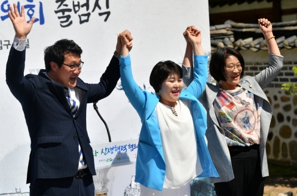 오산ㆍ수원ㆍ화성 상생발전을 위한 ‘산수화 상생협력협의회 출범식’이 열린 28일 화성 융건릉에서 조명자 수원시의장, 장인수 오산시의장 등이 손을 들어 인사하고 있다. 이날 행사에는 3개시의 시장을 비롯해 시의회 의장, 김진표, 안민석, 권칠승 국회의원 등이 참석해 산수화 상생협력을 다짐했다. 김시범기자
