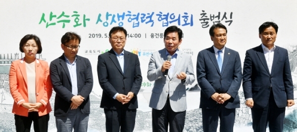 오산ㆍ수원ㆍ화성 상생발전을 위한 ‘산수화 상생협력협의회 출범식’이 열린 28일 화성 융건릉에서 김진표, 박광온, 안민석, 권칠승 국회의원 등이 차례로 축사를 하고 있다. 김시범기자