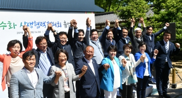 오산ㆍ수원ㆍ화성 상생발전을 위한 ‘산수화 상생협력협의회 출범식’이 열린 28일 화성 융건릉에서 곽상욱 오산시장, 염태영 수원시장, 서철모 화성시장 등 참석자들이 기념촬영을 하고 있다. 이날 행사에는 3개시의 시장을 비롯해 시의회 의장, 김진표, 안민석, 권칠승 국회의원, 안혜영 도의회 부의장 등이 참석해 산수화 상생협력을 다짐했다. 김시범기자