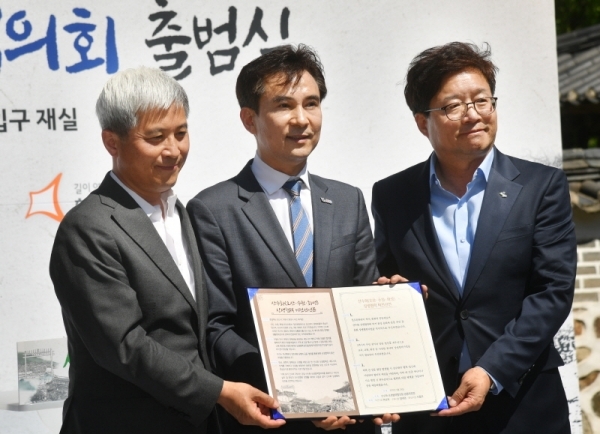 오산ㆍ수원ㆍ화성 상생발전을 위한 ‘산수화 상생협력협의회 출범식’이 열린 28일 화성 융건릉에서 곽상욱 오산시장, 염태영 수원시장, 서철모 화성시장 비전선언을 하고 있다. 이날 행사에는 3개시의 시장을 비롯해 시의회 의장, 김진표, 안민석, 권칠승 국회의원 등이 참석해 산수화 상생협력을 다짐했다. 김시범기자