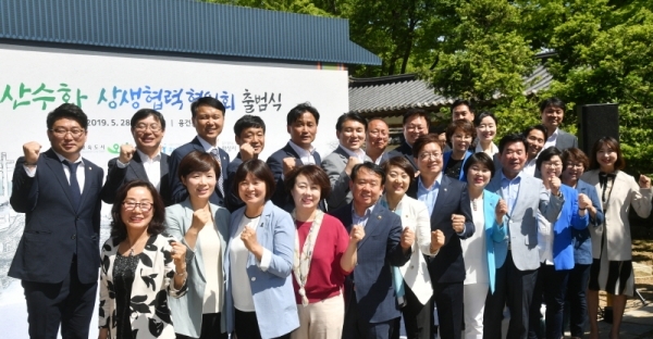 오산ㆍ수원ㆍ화성 상생발전을 위한 ‘산수화 상생협력협의회 출범식’이 열린 28일 화성 융건릉에서 곽상욱 오산시장, 염태영 수원시장, 서철모 화성시장 등 참석자들이 파이팅을 외치고 있다. 이날 행사에는 3개시의 시장을 비롯해 시의회 의장, 김진표, 안민석, 권칠승 국회의원, 안혜영 도의회 부의장 등이 참석해 산수화 상생협력을 다짐했다. 김시범기자