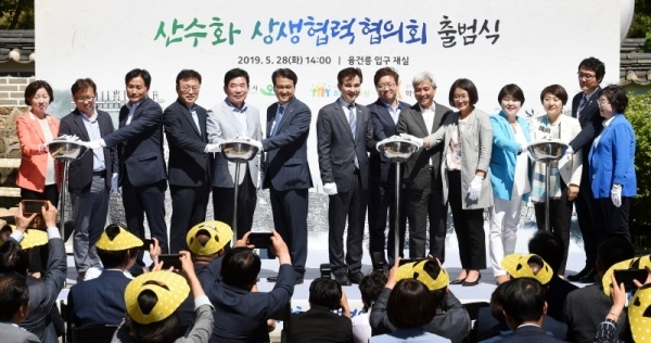 오산ㆍ수원ㆍ화성 상생발전을 위한 ‘산수화 상생협력협의회 출범식’이 열린 28일 화성 융건릉에서 곽상욱 오산시장, 염태영 수원시장, 서철모 화성시장 등 참석자들이 비전선언을 하고 있다. 이날 행사에는 3개시의 시장을 비롯해 시의회 의장, 김진표, 안민석, 권칠승 국회의원, 안혜영 도의회 부의장 등이 참석해 산수화 상생협력을 다짐했다. 김시범기자