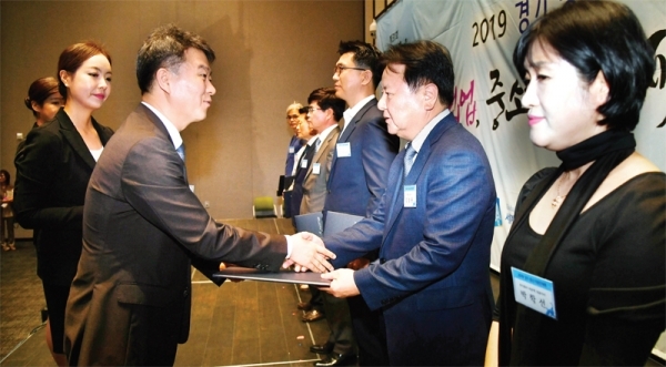 28일 수원컨벤션센터에서 열린 2019 경기 중소기업인대회에서 백운만 경기지방벤처중소기업청장이 유공자에 대한 표창을 하고 있다. 전형민기자