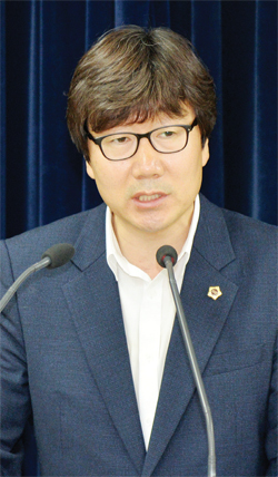 이영주 경기도의원이 28일 오전 도의회 브리핑룸에서 네이버(NAVER)의 지역언론 차별 중단을 촉구하는 기자회견을 하고 있다. 윤원규기자