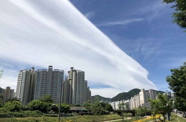 대구 상공에 나타난 일명 '두루마리 구름'. 연합뉴스