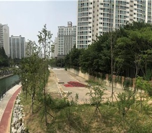 ▲ 김포 장기동 청송마을 금빛정원 현장사진(홍철호 의원실 제공)