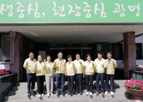 조미수 의장(왼쪽 세번째)을 비롯한 8명의 시의원들이 광명교육청에서 관계자들를 격려한 뒤 기념촬영을 하고 있다. 광명시의회 제공