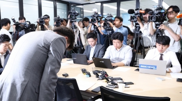 30일 오전 서울 중구 참좋은여행 회의실에서 이상무 전무이사가 고개 숙여 사과하고 있다. 연합뉴스