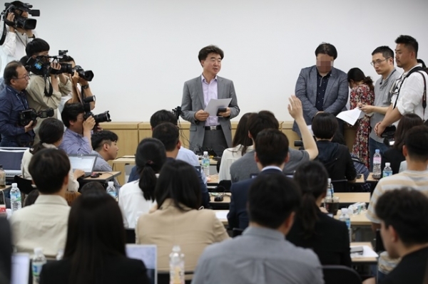 30일 서울 중구 참좋은여행에서 이상무 전무이사가 취재진에게 사고 관련 사항을 브리핑하고 있다. 연합뉴스