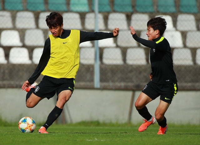 ▲ 2019 국제축구연맹(FIFA) 20세 이하(U-20) 월드컵 대표팀의 전세진이 29일 오후(현지시간) 폴란드 카토비체 크레소바 구장에서 열린 훈련조 미니게임에서 슛을 날리고 있다.연합뉴스
