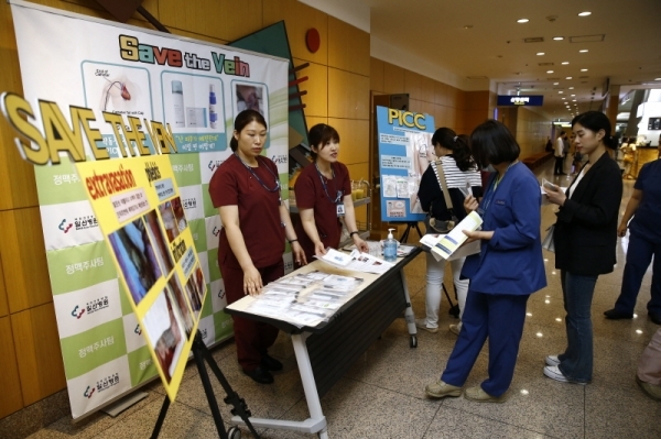 국민건강보험 일산병원의 ‘2019 환자안전 및 감염관리의 날’ 행사에 직원들이 참여하고 있다. 국민건강보험 일산병원 제공