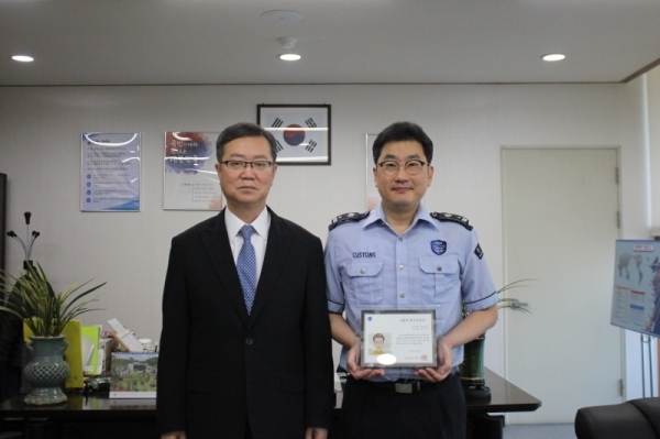 평택직할세관 5월 핵심인재로 선정된 안재성 관세행정관(오른쪽)과 안문철 세관장.
