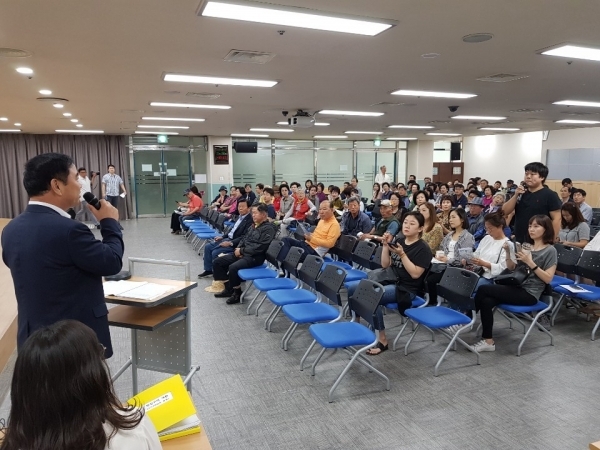 30일 기흥구청에서 열린 행정구역 개편 주민설명회에서 용인시 관계자가 주민과 의견을 나누고 있다. 용인시 제공