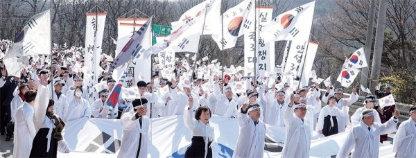 지난 4월2일 안성시 원곡면 칠곡리 안성 3•1운동 기념관에서 ‘4•1 만세항쟁, 2일간의 해방’ 기념식에서 안성시민과 학생들이 만세삼창을 외치고 있다. 안성시 제공