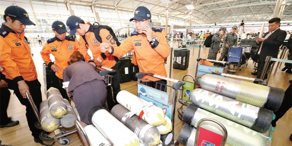 소방청 국제구조대원들이 헝가리 부다페스트 다뉴브강에서 발생한 유람선 침몰사고 후속 대응을 위해 30일 오후 인천국제공항에 도착, 수속을 밟고 있다. 연합뉴스