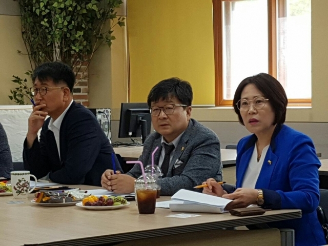 (왼쪽부터) 김재균, 송치용, 서현옥 도의원이 평택시 사립행정실장협의회가 주최한 간담회에서 건의사항을 경청하고 있다.