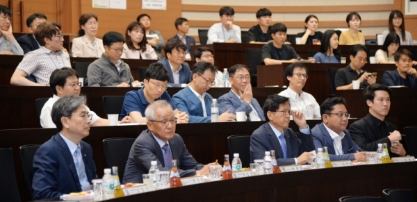 '2019 제1회 광교바이오헬스심포지엄'이 수원시 영통구 차세대융합기술연구원 컨퍼런스룸에서 개최됐다. 김기준 경기도경제과학진흥원장(앞열 가운데), 최계동 경기도 혁신산업정책관 등 참가자들이 서진호 서울대학교 식품생명공학교수의 강의를 경청하고 있다. 윤원규기자