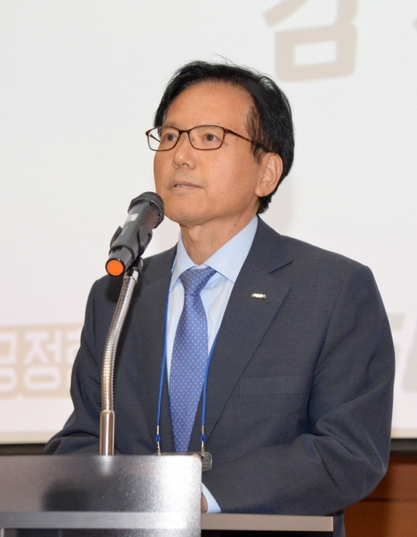 '2019 제1회 광교바이오헬스심포지엄'이 수원시 영통구 차세대융합기술연구원 컨퍼런스룸에서 개최됐다. 김기준 경기도경제과학진흥원장이 환영사를 하고 있다. 윤원규기자