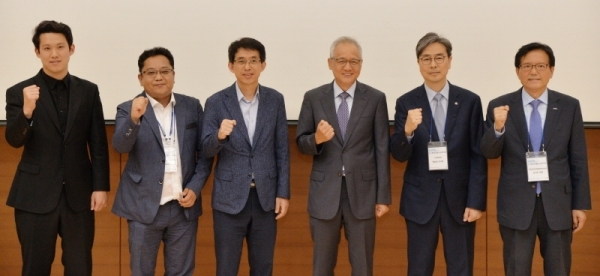 '2019 제1회 광교바이오헬스심포지엄'이 수원시 영통구 차세대융합기술연구원 컨퍼런스룸에서 개최됐다. 김기준 경기도경제과학진흥원장(오른쪽에서 첫번째), 최계동 경기도 혁신산업정책관, 서진호 서울대학교 식품생명공학교수 등 내빈들이 기념촬영을 하고 있다. 윤원규기자
