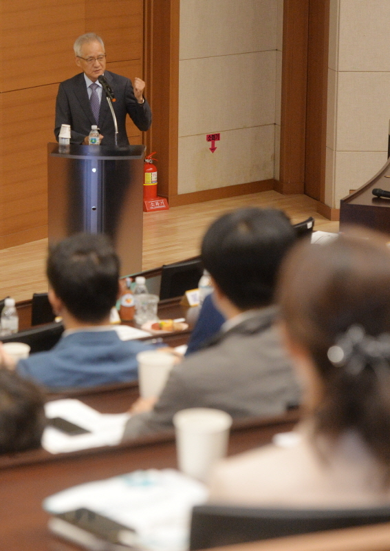 '2019 제1회 광교바이오헬스심포지엄'이 수원시 영통구 차세대융합기술연구원 컨퍼런스룸에서 개최됐다.  서진호 서울대학교 식품생명공학교수의 강의를 참가자들이 경청하고 있다. 윤원규기자