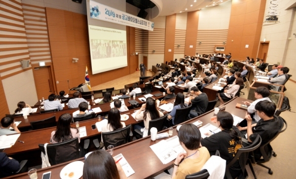 '2019 제1회 광교바이오헬스심포지엄'이 수원시 영통구 차세대융합기술연구원 컨퍼런스룸에서 개최됐다.  서진호 서울대학교 식품생명공학교수의 강의를 참가자들이 경청하고 있다. 윤원규기자