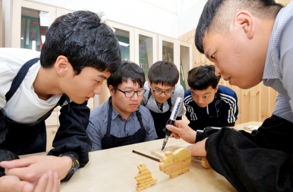 30일 오전 수원시 장안구 한국장애인고용공단 경기발달장애인훈련센터 목공장 세트에서 훈련생들이 목공 직업체험을 하고 있다. 훈련생들은 연습을 통해 사회성을 증진시키고 실제 취직으로 연계하고 있다.  윤원규기자