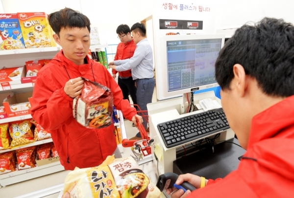 30일 오전 수원시 장안구 한국장애인고용공단 경기발달장애인훈련센터 대형마트 세트장에서 훈련생들이 결제와 정리 연습을 하고 있다. 훈련생들은 연습을 통해 사회성을 증진시키고 실제 취직으로 연계하고 있다.  윤원규기자