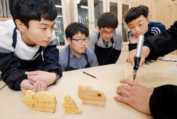 30일 오전 수원시 장안구 한국장애인고용공단 경기발달장애인훈련센터 목공장 세트에서 훈련생들이 목공 직업체험을 하고 있다. 훈련생들은 연습을 통해 사회성을 증진시키고 실제 취직으로 연계하고 있다.  윤원규기자