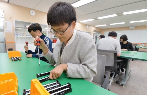 30일 오전 수원시 장안구 한국장애인고용공단 경기발달장애인훈련센터 직업훈련장에서 훈련생들이 사회성을 증진시키고 실제 취직으로 연계시키는 직업 훈련을 하고 있다.  윤원규기자
