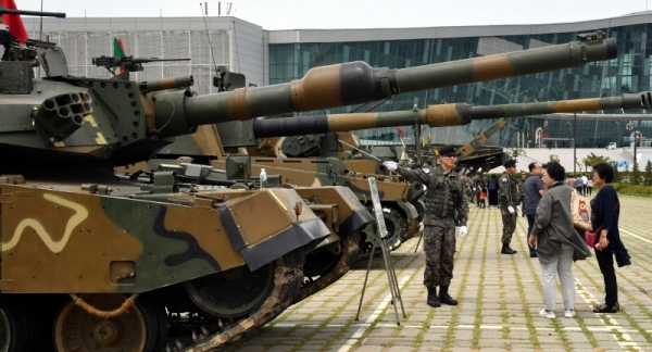 30일 고양시 킨텍스 제2전시장에서  ‘2019 을지태극연습’ 일환으로 열린 다중이용시설 테러대응 전시대비 주민체험훈련에서 참석자들이 전시된 헬기, 전차, 각종 화기 등 군장비를 살펴보고 있다.전형민기자