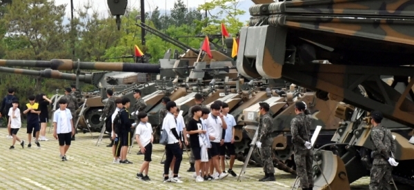 30일 고양시 킨텍스 제2전시장에서  ‘2019 을지태극연습’ 일환으로 열린 다중이용시설 테러대응 전시대비 주민체험훈련에서 참석자들이 전시된 헬기, 전차, 각종 화기 등 군장비를 살펴보고 있다.전형민기자