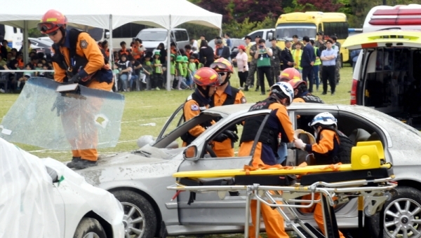 30일 고양시 킨텍스 제2전시장에서  ‘2019 을지태극연습’ 일환으로 열린 다중이용시설 테러대응 전시대비 주민체험훈련에서 민·관·군·경 훈련 참가자들이 실전을 방불케 하는 훈련을 하고 있다.전형민기자