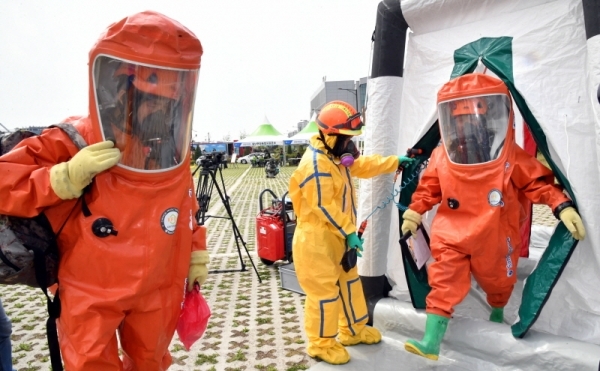 30일 고양시 킨텍스 제2전시장에서  ‘2019 을지태극연습’ 일환으로 열린 다중이용시설 테러대응 전시대비 주민체험훈련에서 민·관·군·경 훈련 참가자들이 실전을 방불케 하는 훈련을 하고 있다.전형민기자