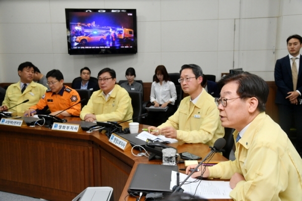 이재명 경기도지사 등이 30일 경기도청 재난상황실에서  '헝가리 유람선 침몰 사고 관련 긴급 재난상황 점검회의'를 갖고 있다. 김시범기자