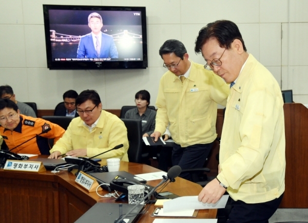 이재명 경기도지사 등이 30일 경기도청 재난상황실에서  '헝가리 유람선 침몰 사고 관련 긴급 재난상황 점검회의'를 갖고 있다. 김시범기자