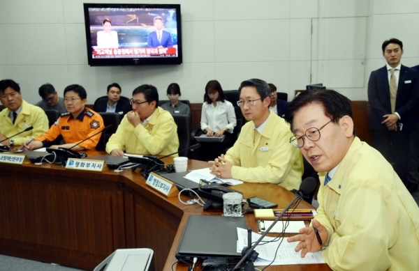 이재명 경기도지사 등이 30일 경기도청 재난상황실에서  '헝가리 유람선 침몰 사고 관련 긴급 재난상황 점검회의'를 갖고 있다. 김시범기자