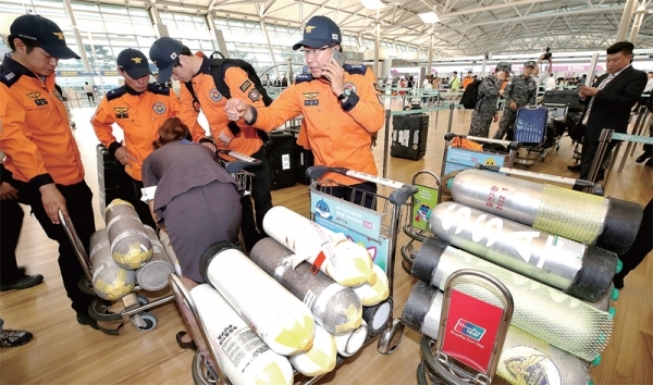 소방청 국제구조대원들이 헝가리 부다페스트 다뉴브강에서 발생한 유람선 침몰사고 후속 대응을 위해 30일 오후 인천국제공항에 도착, 수속을 밟고 있다. 연합뉴스